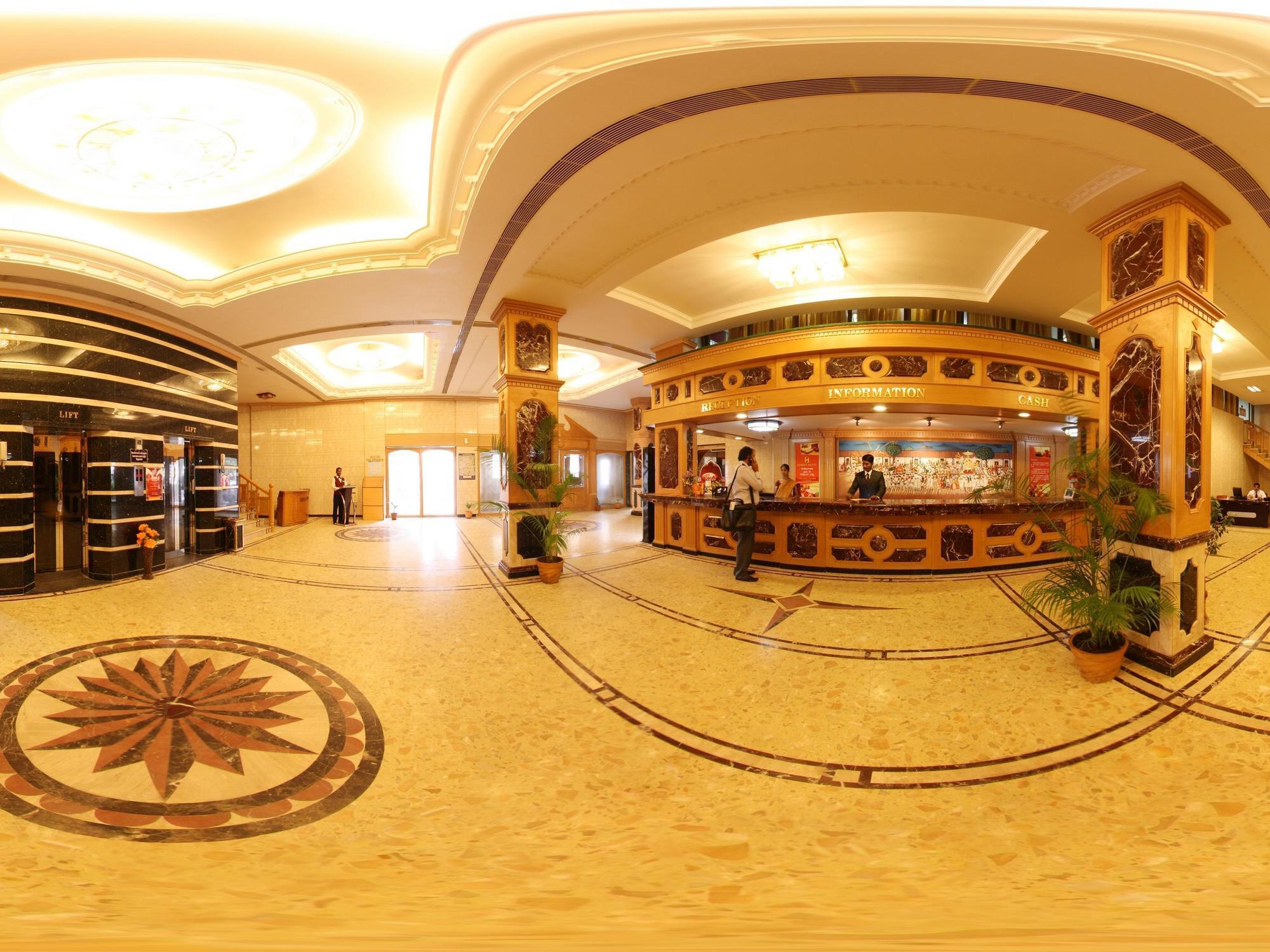 Femina Hotel Tiruchirappalli Buitenkant foto