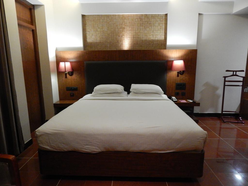 Femina Hotel Tiruchirappalli Buitenkant foto