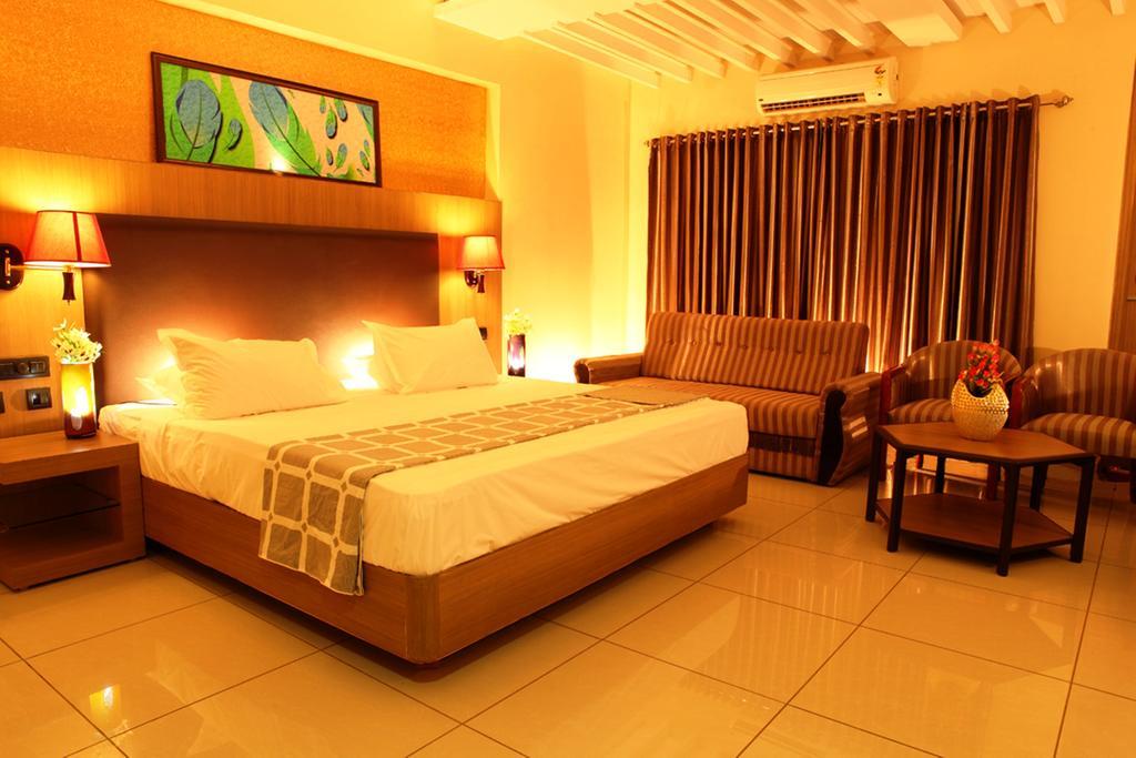 Femina Hotel Tiruchirappalli Buitenkant foto