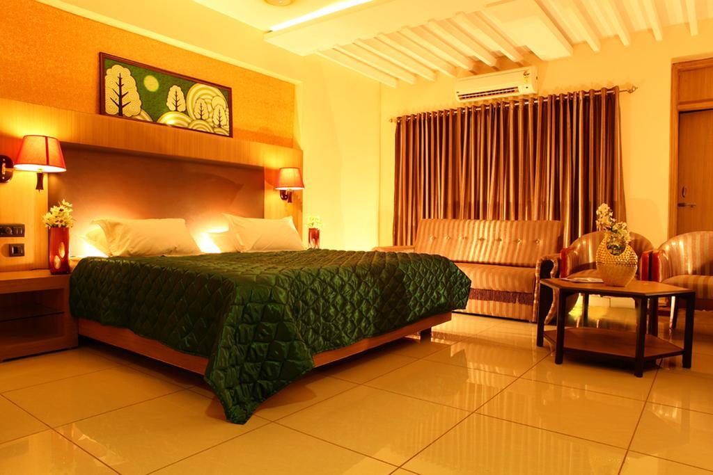Femina Hotel Tiruchirappalli Buitenkant foto