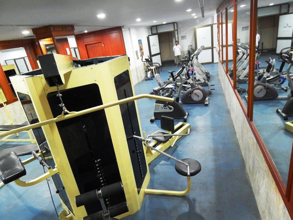 Femina Hotel Tiruchirappalli Buitenkant foto