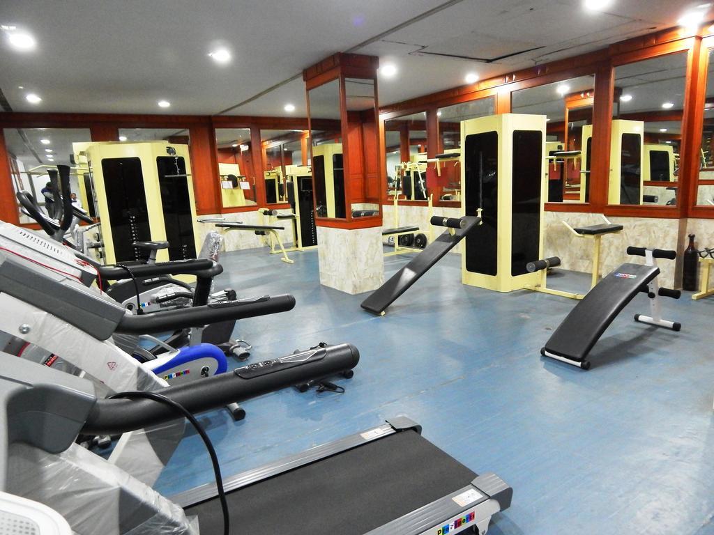 Femina Hotel Tiruchirappalli Buitenkant foto