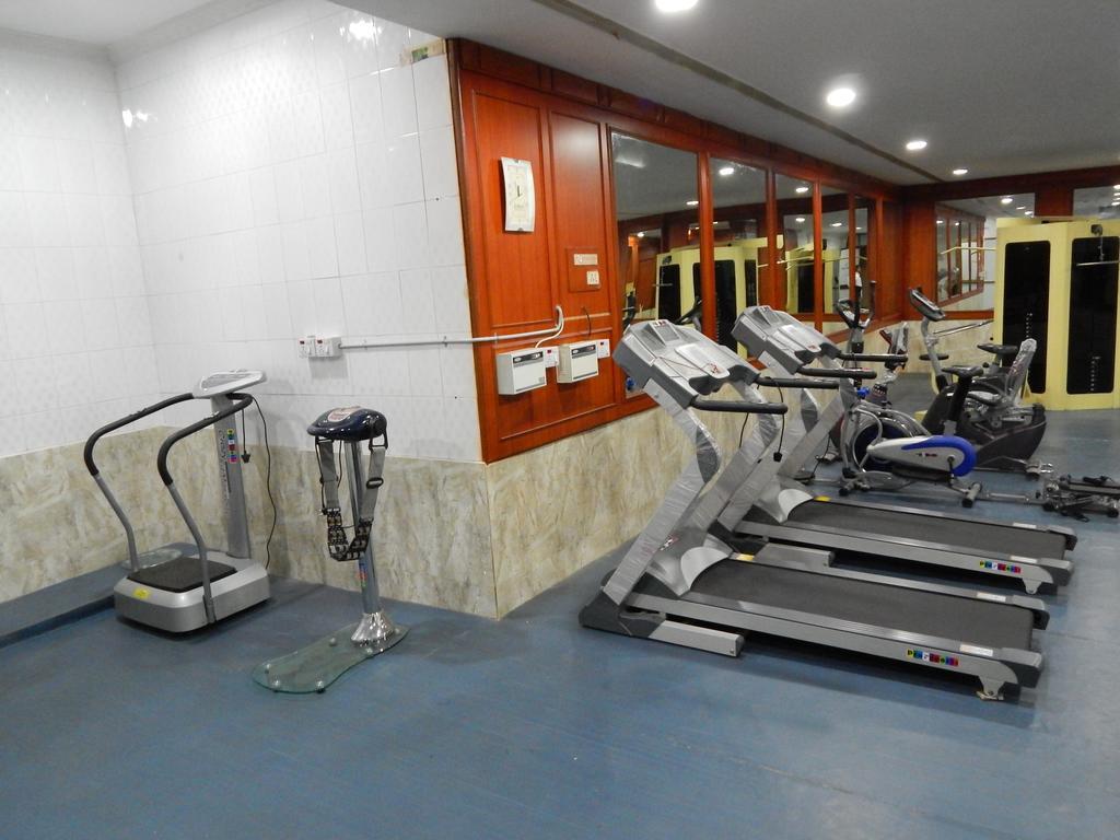 Femina Hotel Tiruchirappalli Buitenkant foto