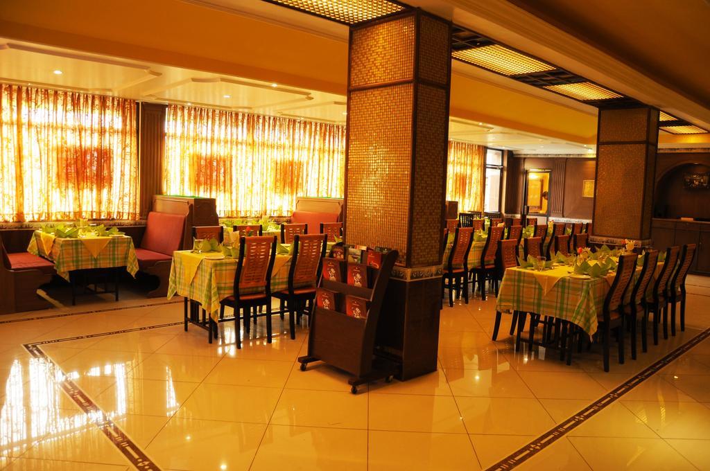 Femina Hotel Tiruchirappalli Buitenkant foto