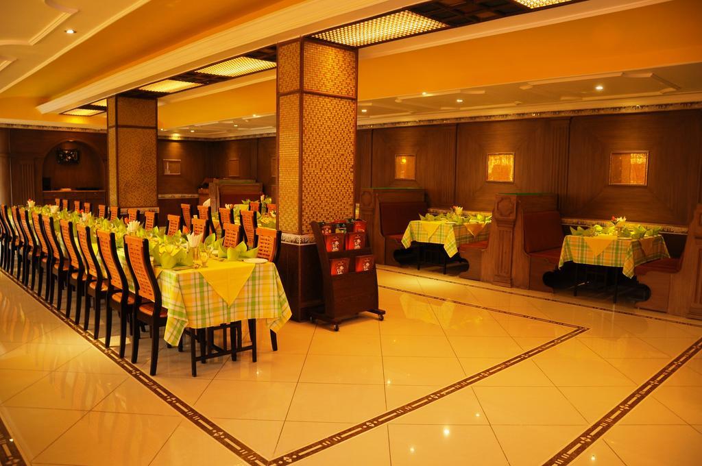 Femina Hotel Tiruchirappalli Buitenkant foto