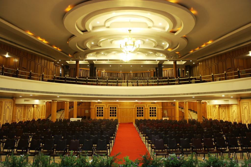 Femina Hotel Tiruchirappalli Buitenkant foto