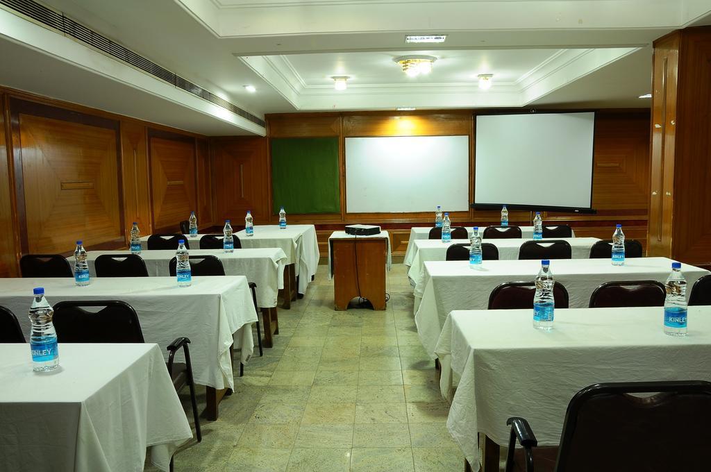 Femina Hotel Tiruchirappalli Buitenkant foto