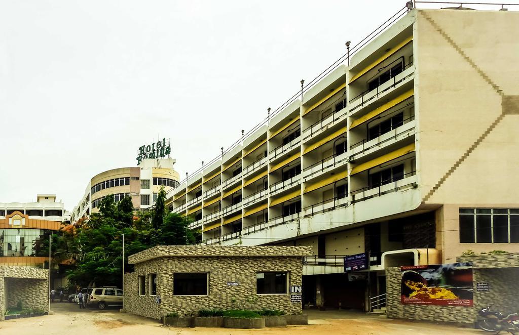 Femina Hotel Tiruchirappalli Buitenkant foto