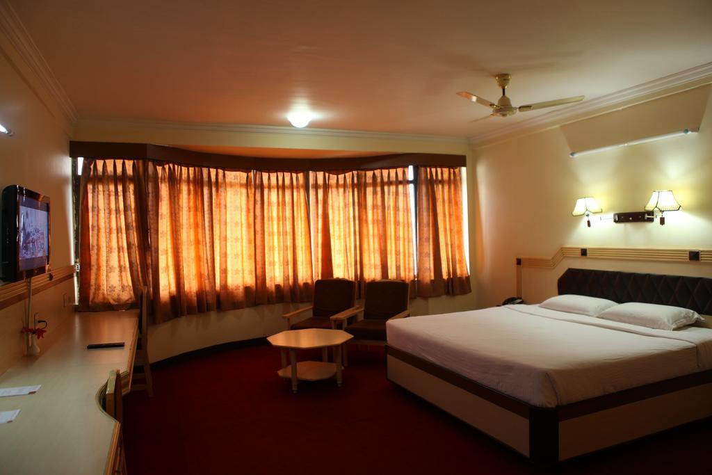 Femina Hotel Tiruchirappalli Buitenkant foto