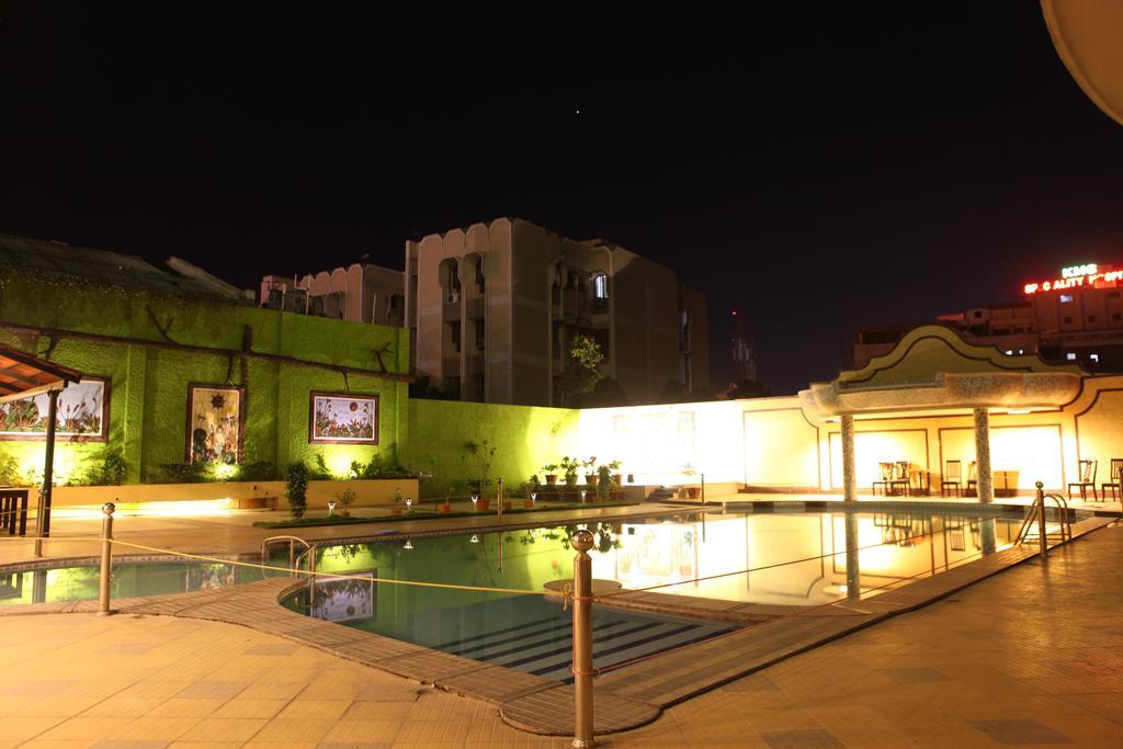 Femina Hotel Tiruchirappalli Buitenkant foto