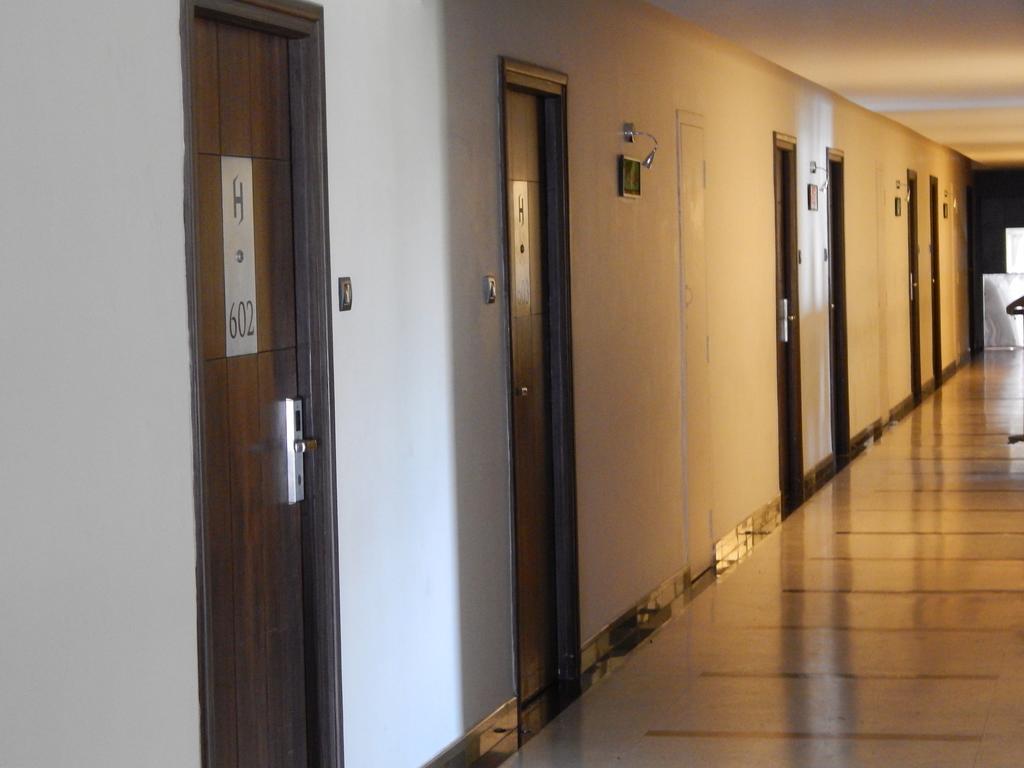 Femina Hotel Tiruchirappalli Buitenkant foto