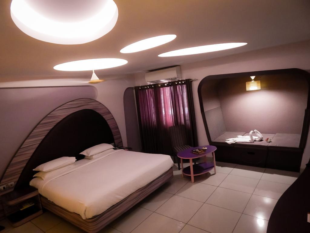Femina Hotel Tiruchirappalli Buitenkant foto