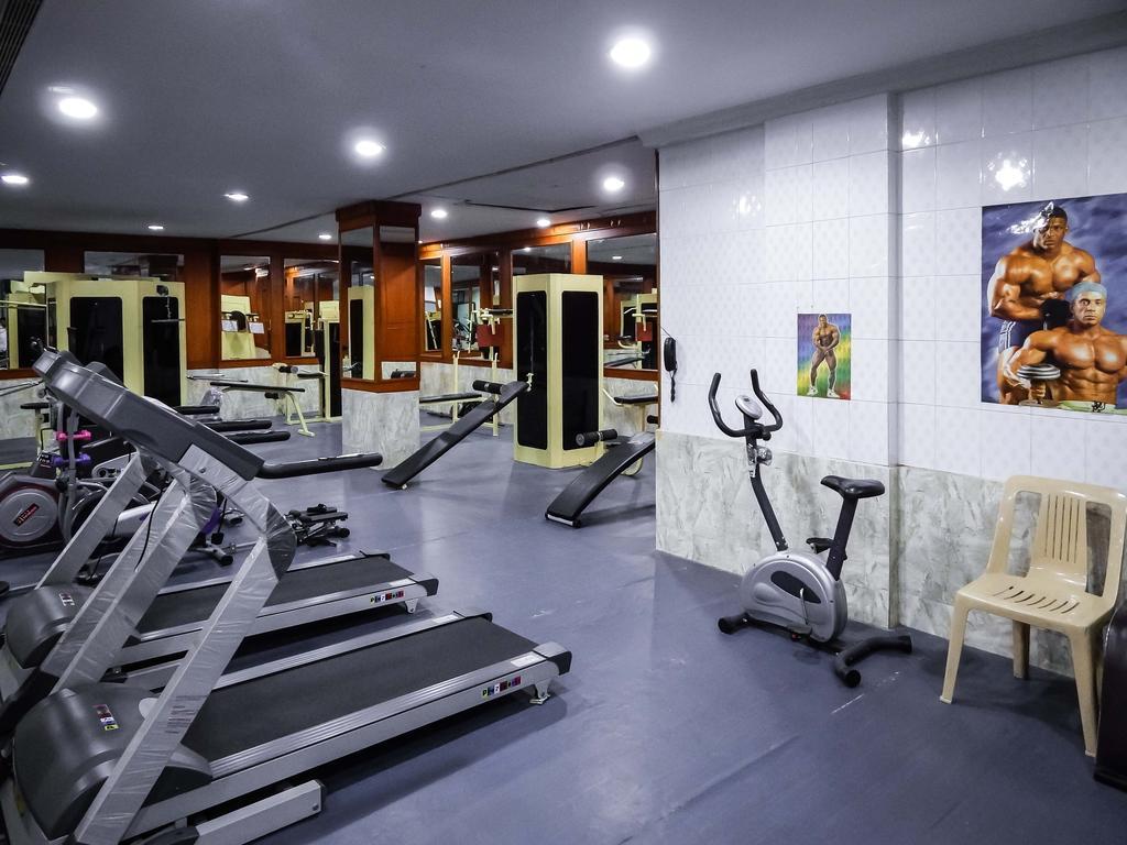 Femina Hotel Tiruchirappalli Buitenkant foto