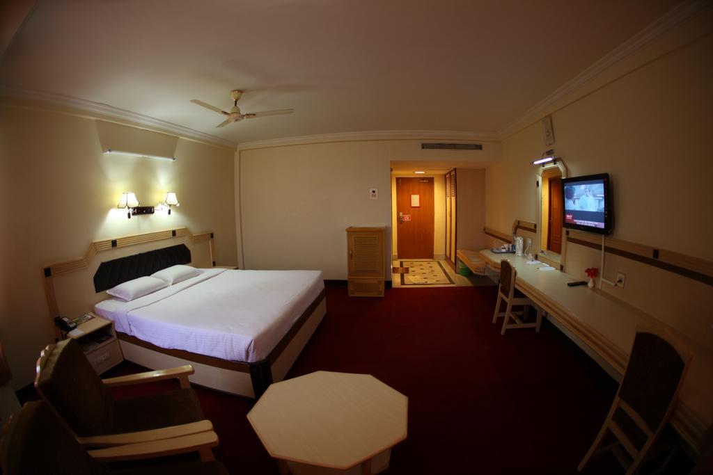 Femina Hotel Tiruchirappalli Buitenkant foto