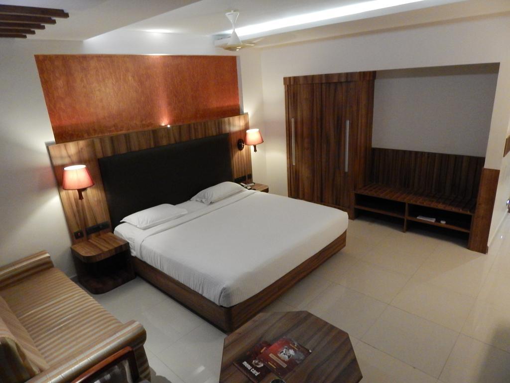 Femina Hotel Tiruchirappalli Buitenkant foto