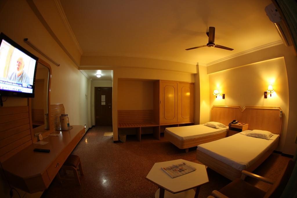Femina Hotel Tiruchirappalli Buitenkant foto