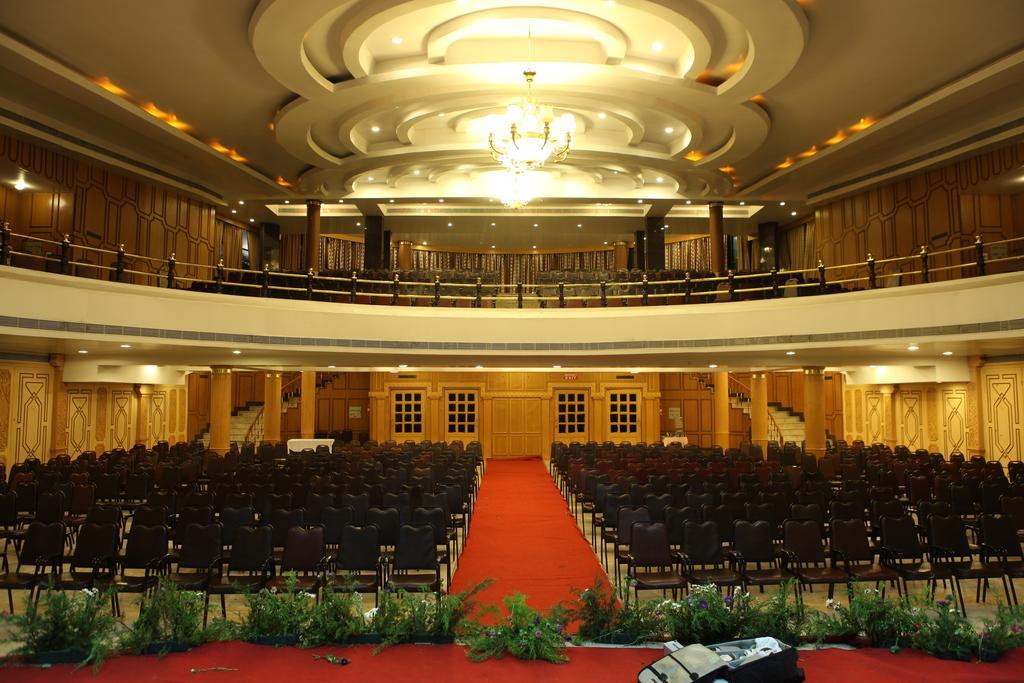 Femina Hotel Tiruchirappalli Buitenkant foto
