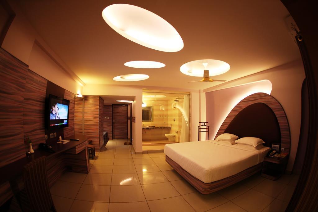Femina Hotel Tiruchirappalli Buitenkant foto