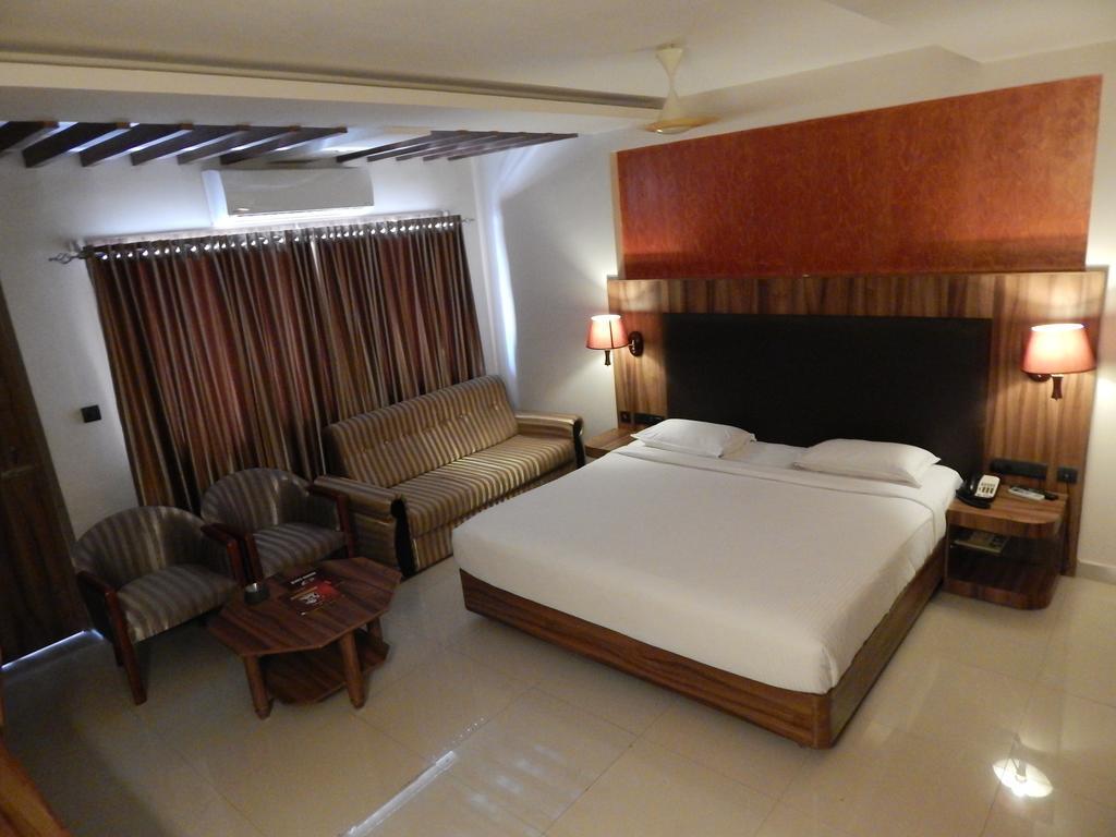 Femina Hotel Tiruchirappalli Buitenkant foto