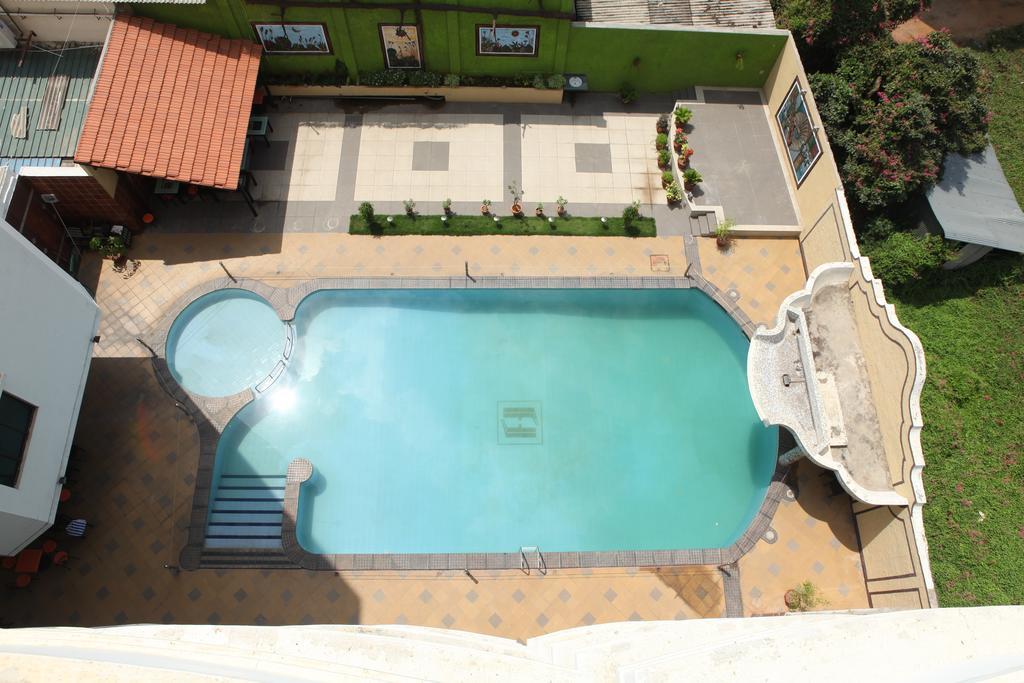 Femina Hotel Tiruchirappalli Buitenkant foto
