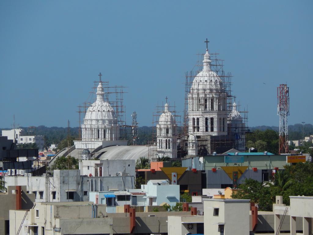 Femina Hotel Tiruchirappalli Buitenkant foto