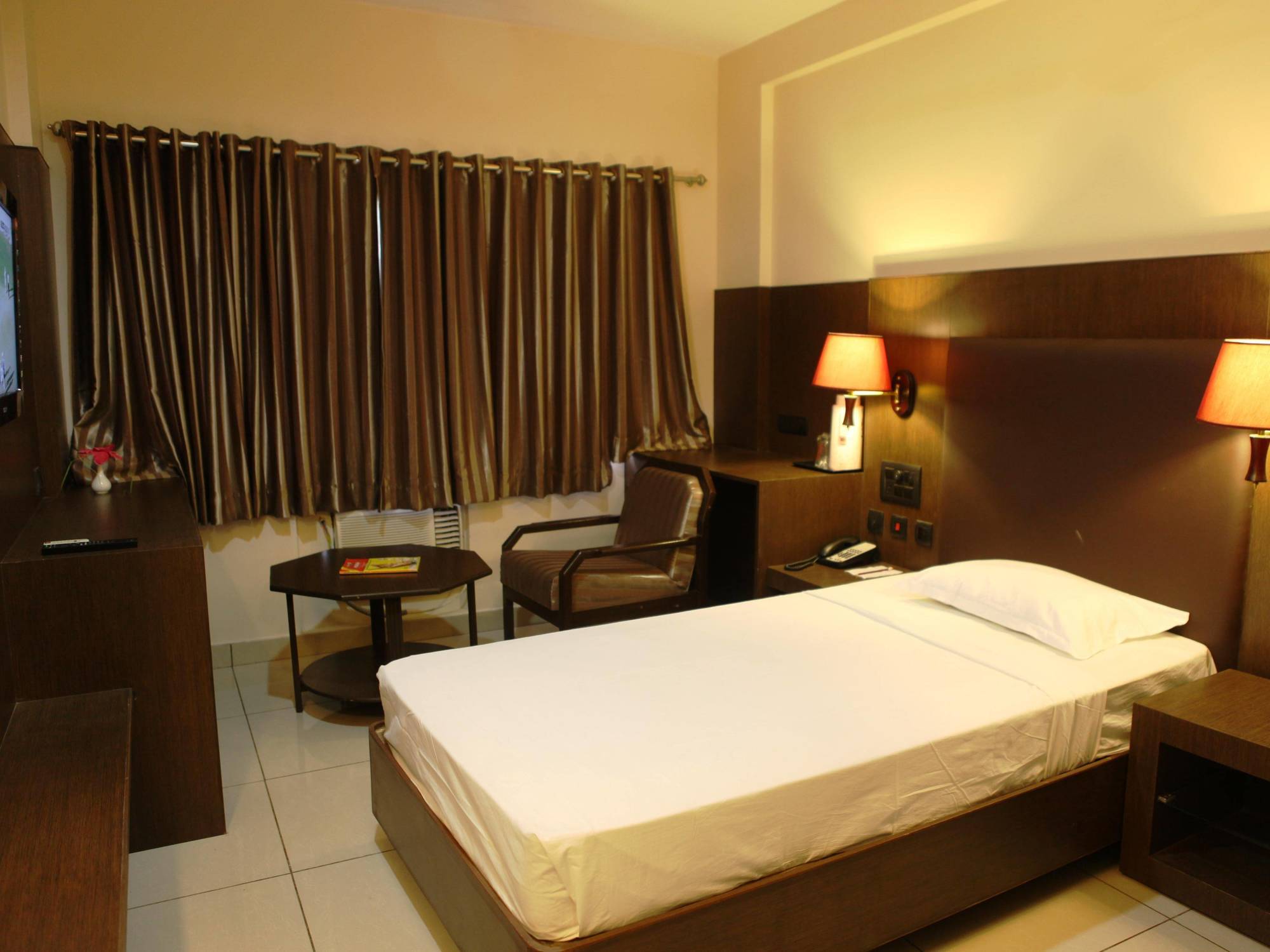 Femina Hotel Tiruchirappalli Buitenkant foto