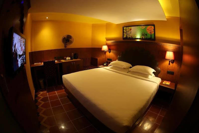 Femina Hotel Tiruchirappalli Buitenkant foto