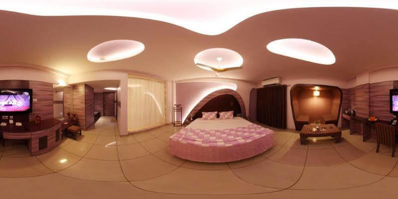 Femina Hotel Tiruchirappalli Buitenkant foto