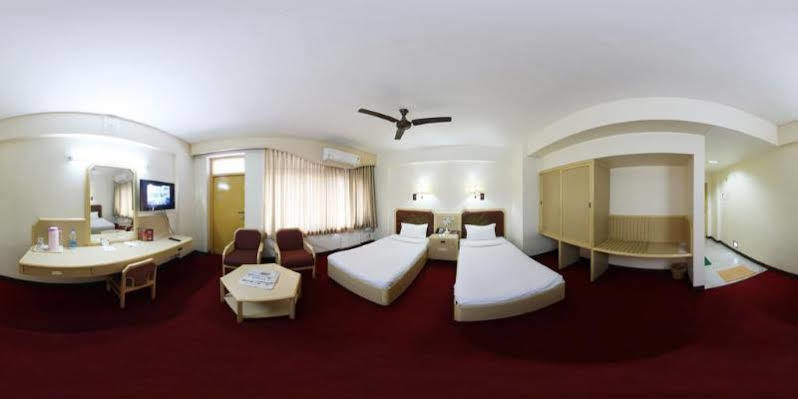 Femina Hotel Tiruchirappalli Buitenkant foto