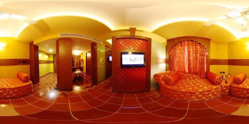 Femina Hotel Tiruchirappalli Buitenkant foto