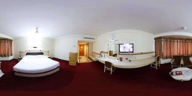 Femina Hotel Tiruchirappalli Buitenkant foto
