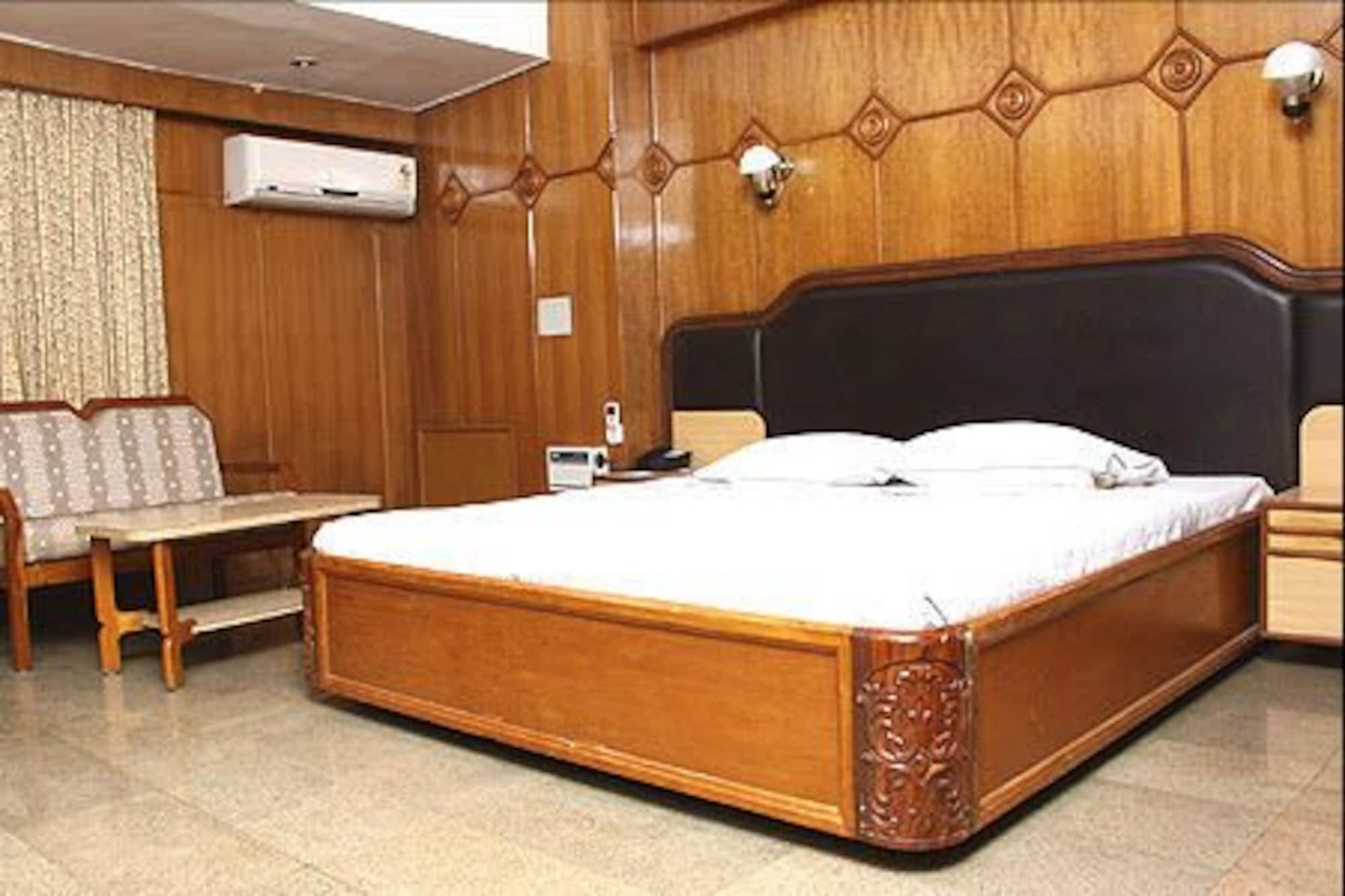 Femina Hotel Tiruchirappalli Buitenkant foto